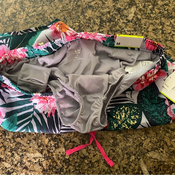 NWT Active Go Dry Tropical Floral Dolphin-Hem Run Shorts - Picture 3 of 3